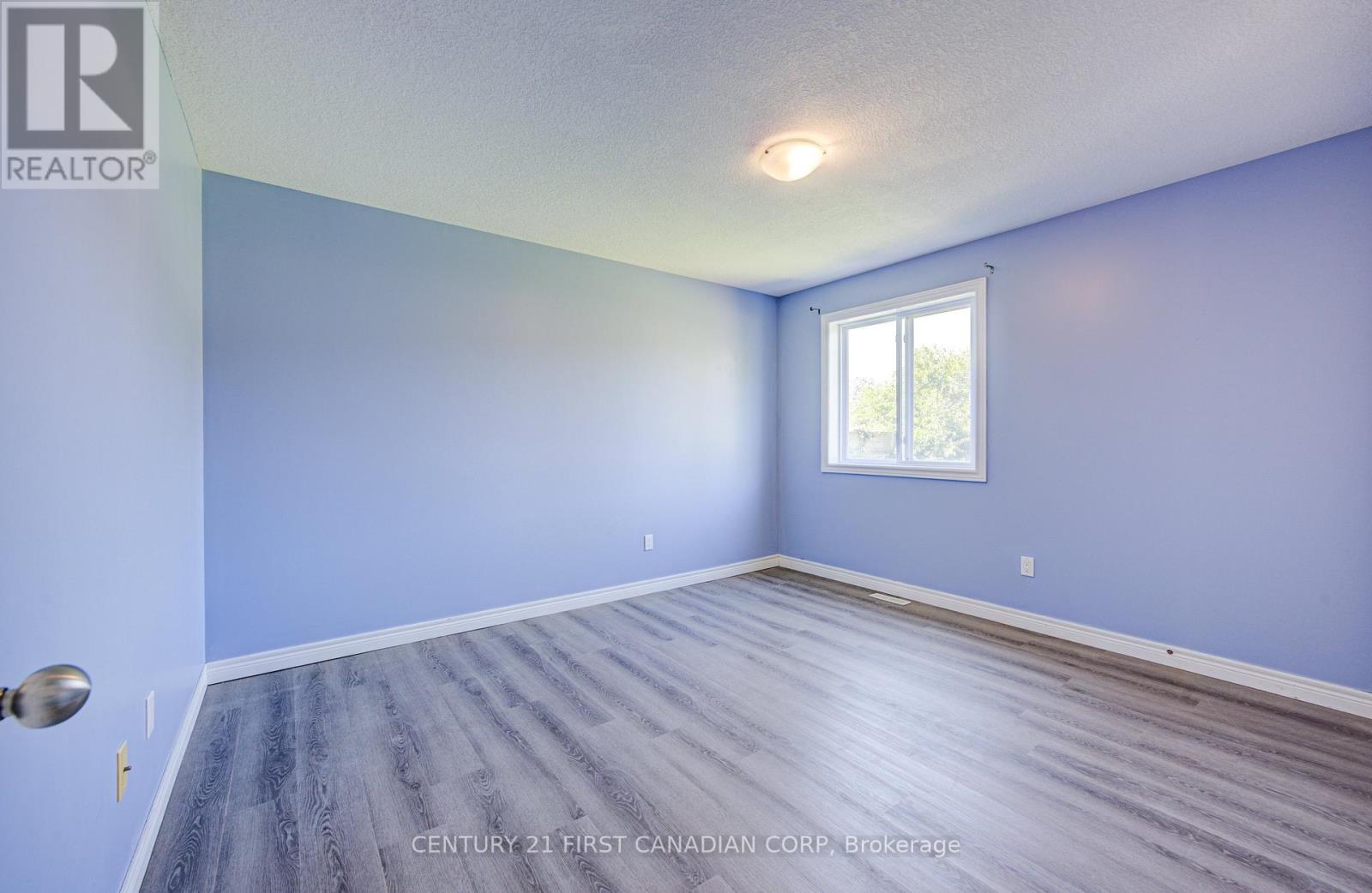 212 Ewart Street Sw, Strathroy-Caradoc (Nw), Ontario  N7G 4G6 - Photo 11 - X12471429