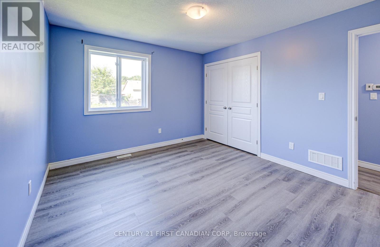 212 Ewart Street Sw, Strathroy-Caradoc (Nw), Ontario  N7G 4G6 - Photo 12 - X12471429