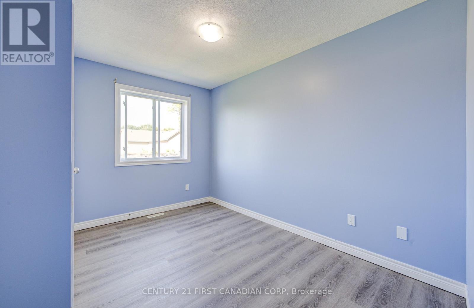 212 Ewart Street Sw, Strathroy-Caradoc (Nw), Ontario  N7G 4G6 - Photo 13 - X12471429