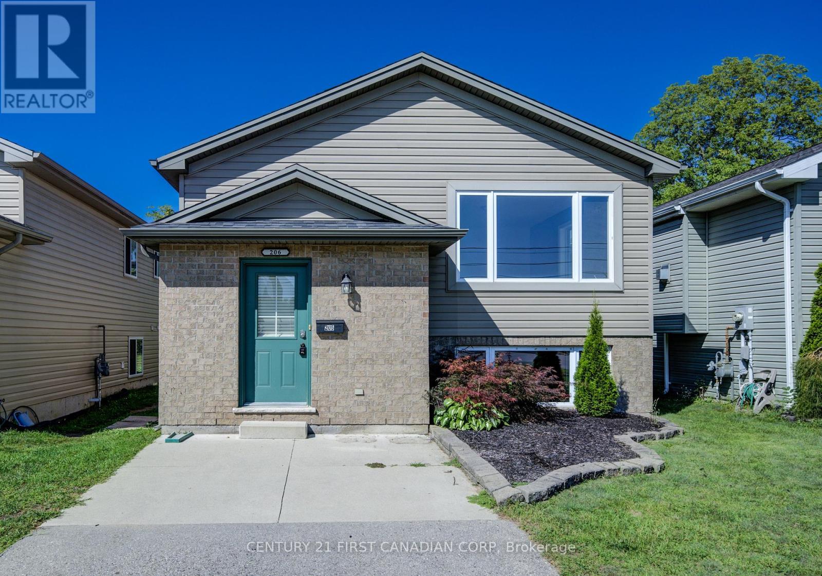 212 Ewart Street Sw, Strathroy-Caradoc (Nw), Ontario  N7G 4G6 - Photo 2 - X12471429