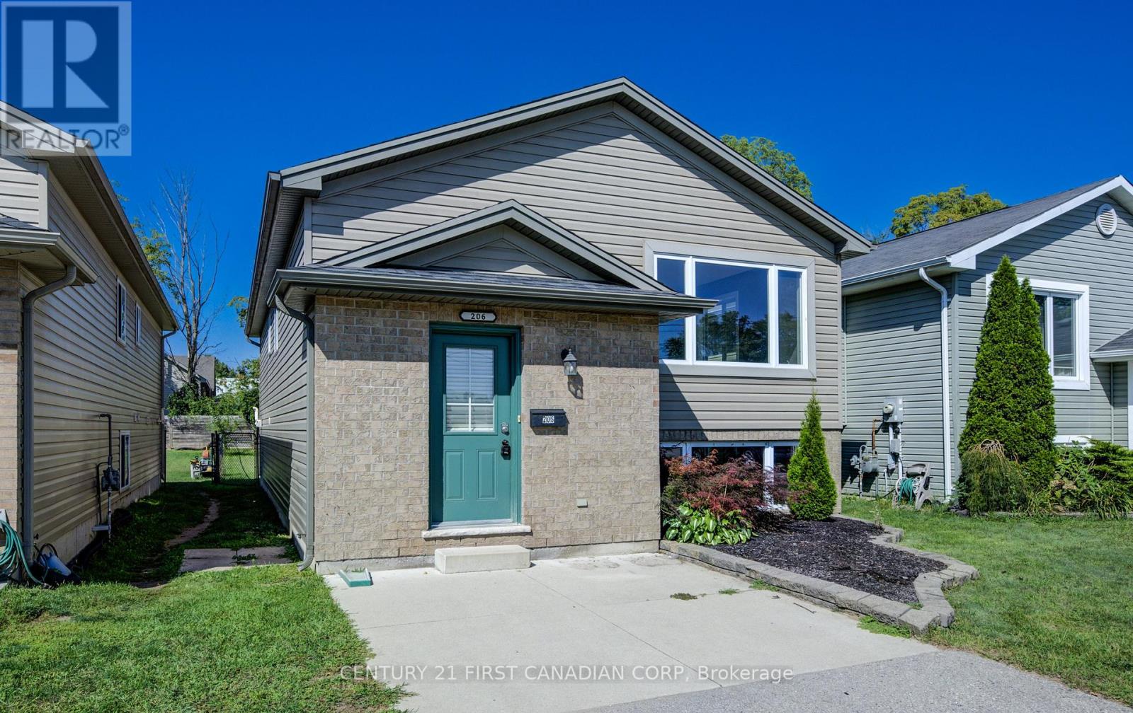 212 Ewart Street Sw, Strathroy-Caradoc (Nw), Ontario  N7G 4G6 - Photo 3 - X12471429