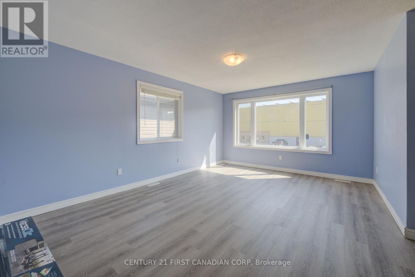 212 Ewart Street Sw, Strathroy-Caradoc (Nw), Ontario  N7G 4G6 - Photo 4 - X12471429