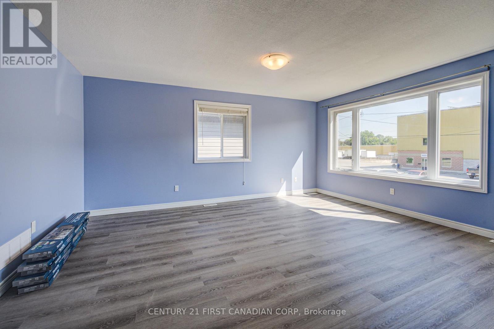 212 Ewart Street Sw, Strathroy-Caradoc (Nw), Ontario  N7G 4G6 - Photo 5 - X12471429