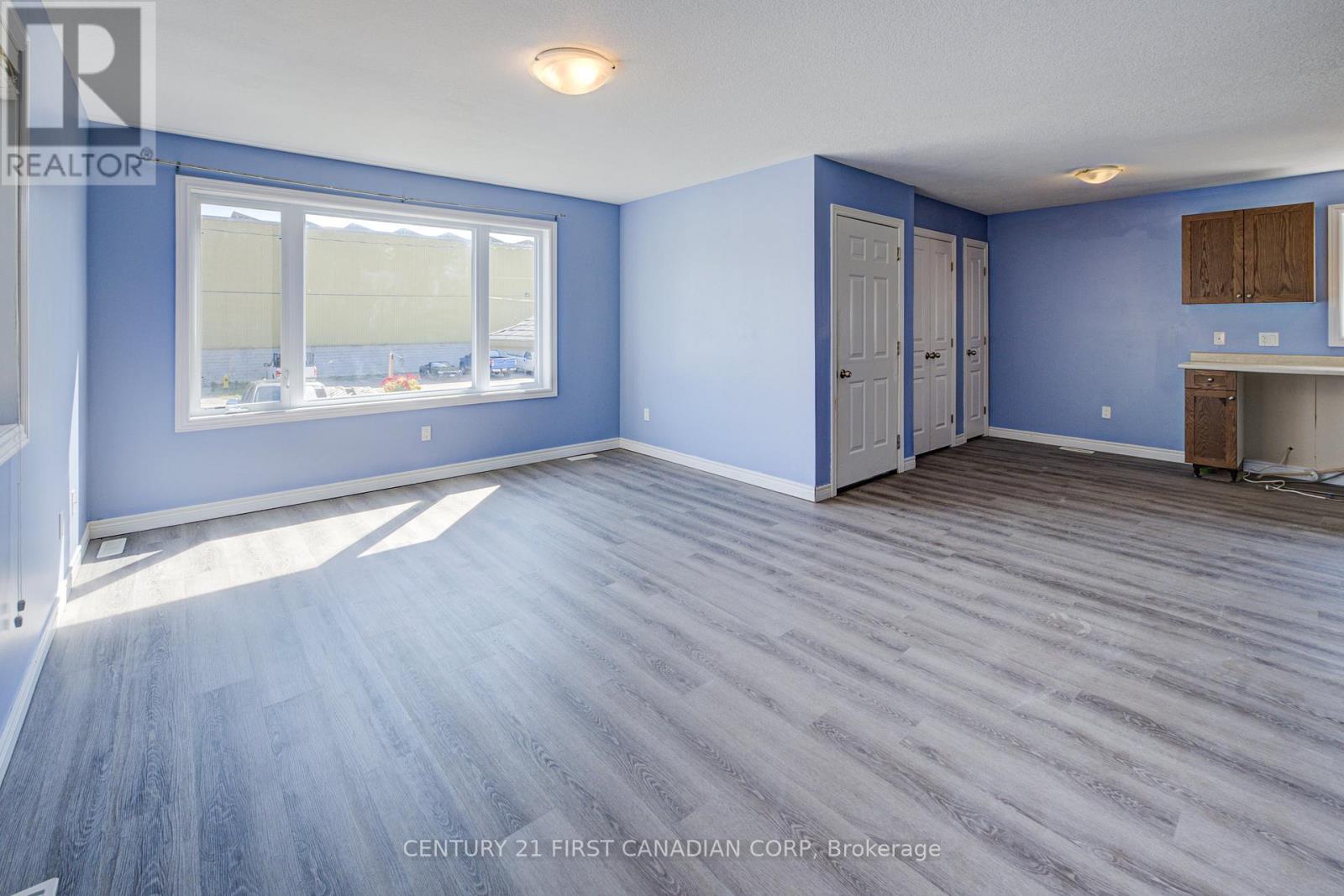 212 Ewart Street Sw, Strathroy-Caradoc (Nw), Ontario  N7G 4G6 - Photo 6 - X12471429