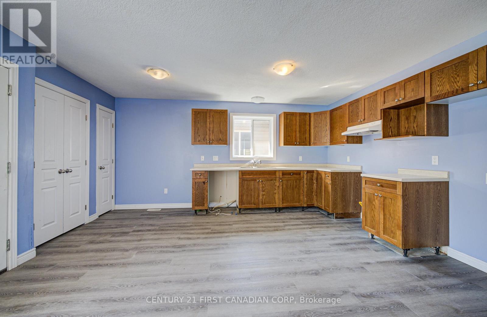 212 Ewart Street Sw, Strathroy-Caradoc (Nw), Ontario  N7G 4G6 - Photo 7 - X12471429