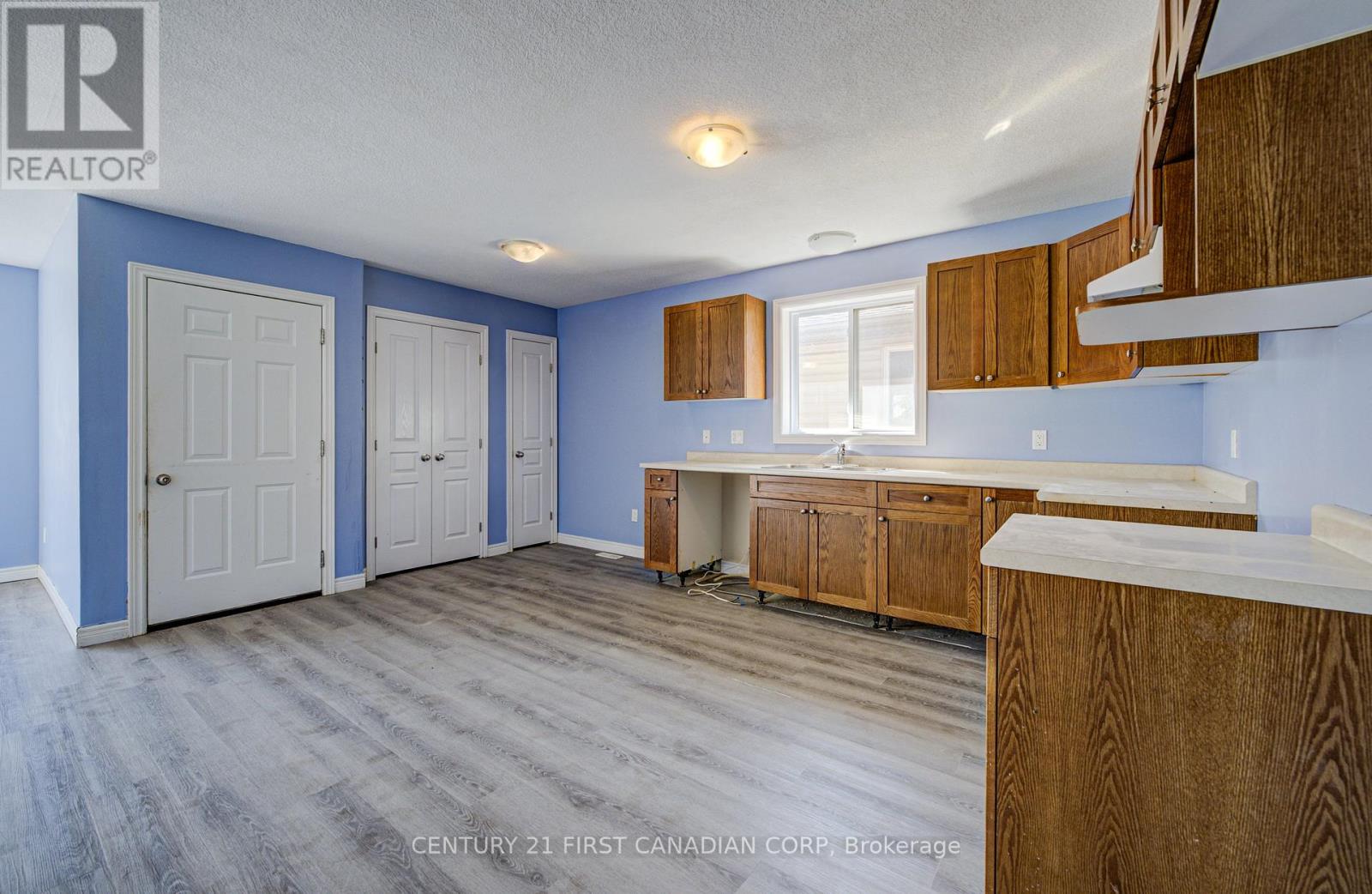 212 Ewart Street Sw, Strathroy-Caradoc (Nw), Ontario  N7G 4G6 - Photo 8 - X12471429