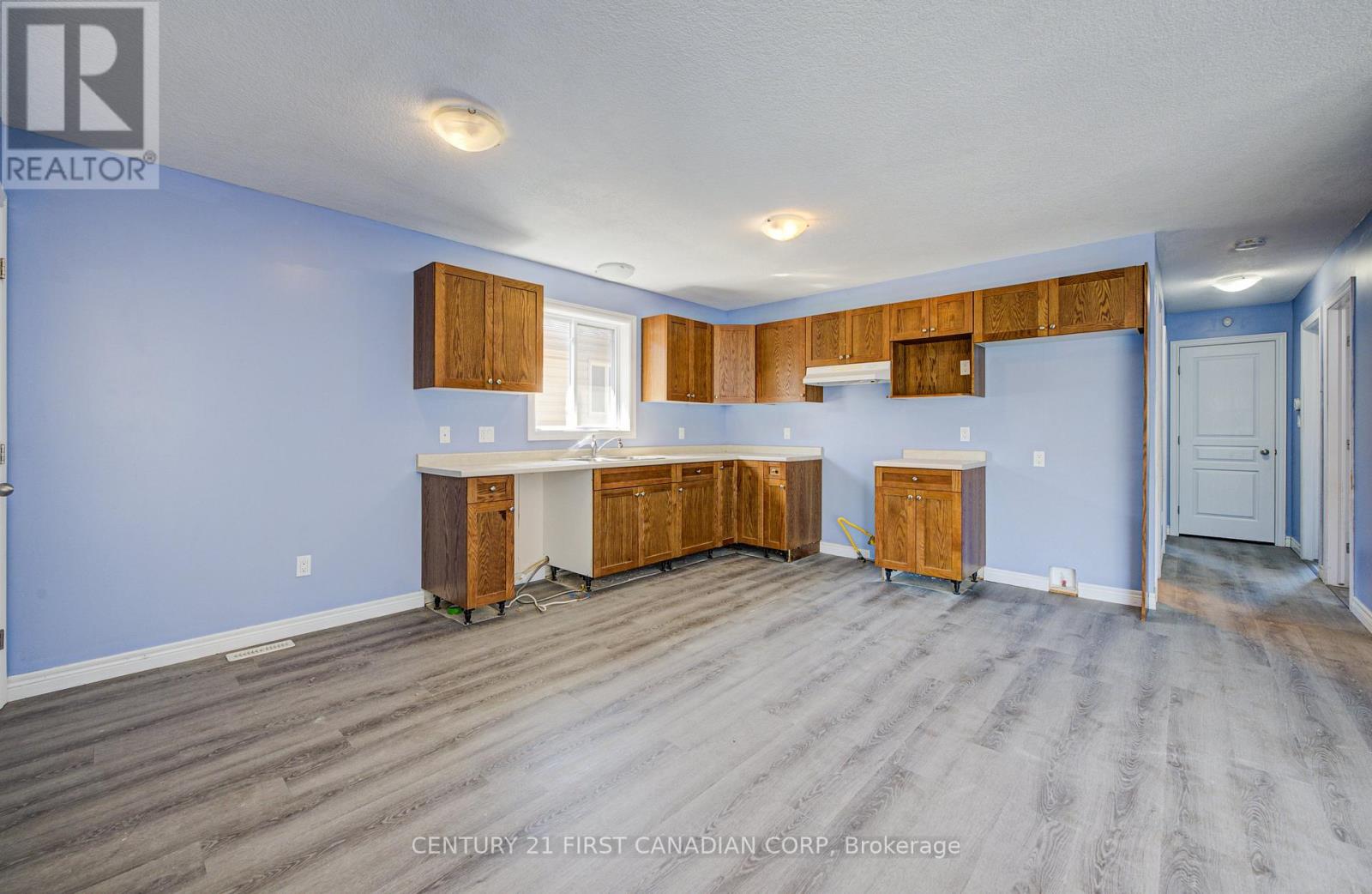 212 Ewart Street Sw, Strathroy-Caradoc (Nw), Ontario  N7G 4G6 - Photo 9 - X12471429