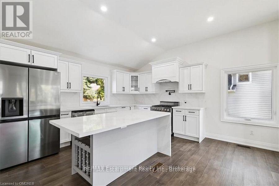 214 Lakewood Drive, Oakville, Ontario  L6K 1B2 - Photo 10 - W12471496