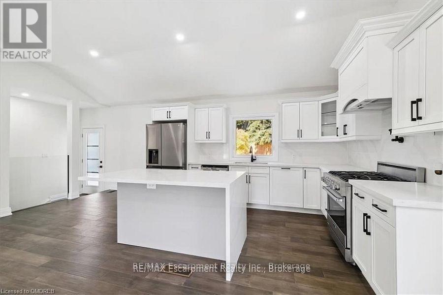 214 Lakewood Drive, Oakville, Ontario  L6K 1B2 - Photo 11 - W12471496