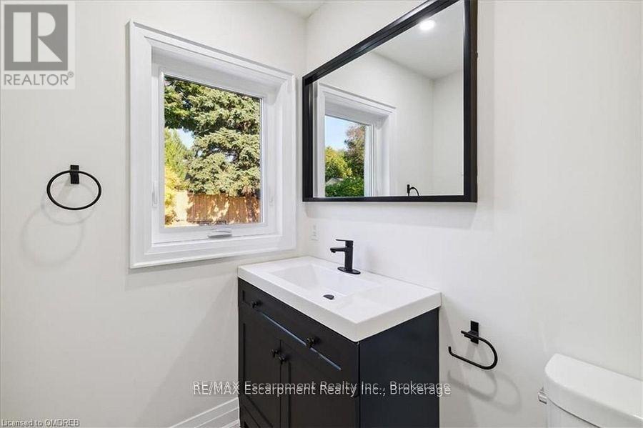 214 Lakewood Drive, Oakville, Ontario  L6K 1B2 - Photo 20 - W12471496