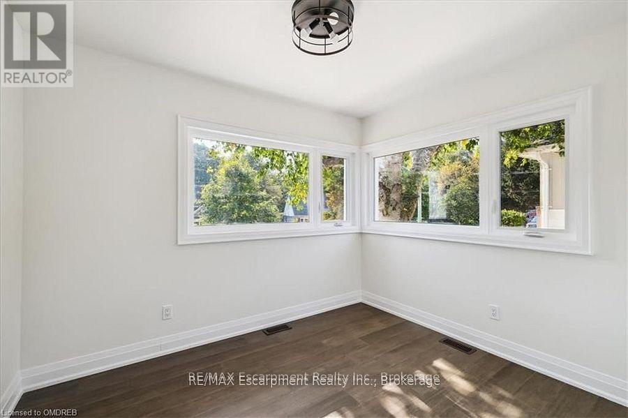 214 Lakewood Drive, Oakville, Ontario  L6K 1B2 - Photo 22 - W12471496