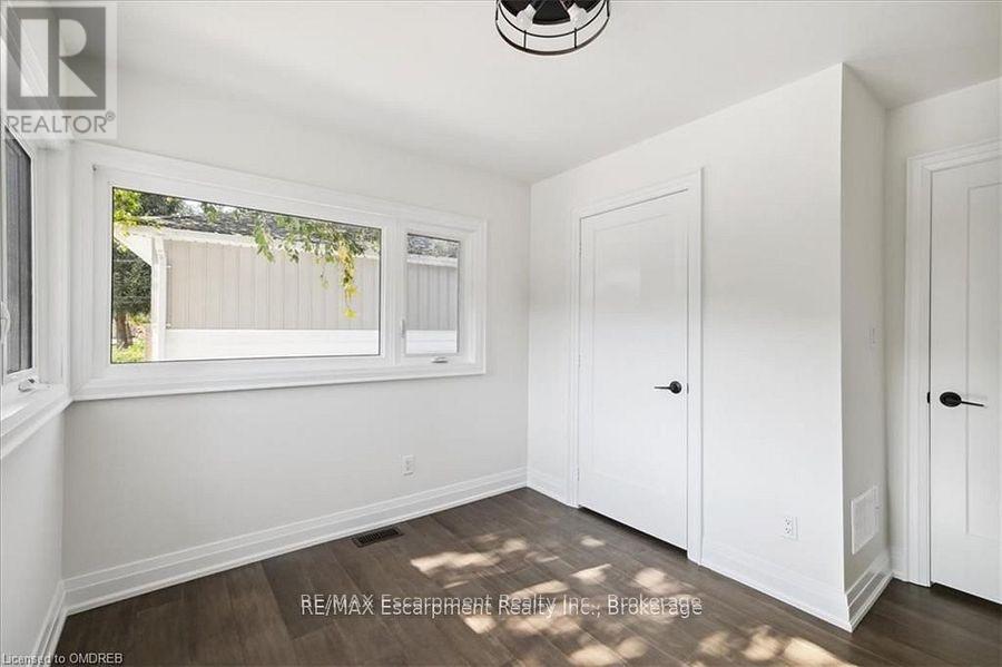 214 Lakewood Drive, Oakville, Ontario  L6K 1B2 - Photo 23 - W12471496
