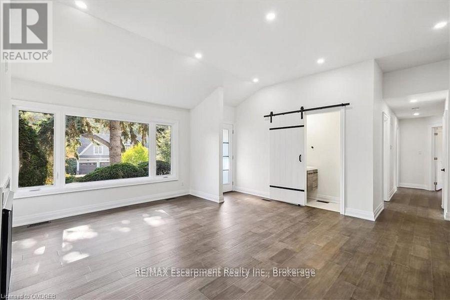 214 Lakewood Drive, Oakville, Ontario  L6K 1B2 - Photo 7 - W12471496