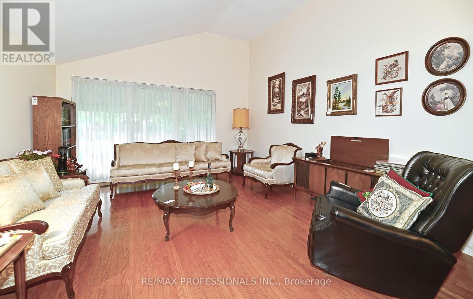 2 Lesterwood Crescent, Toronto, Ontario  M1P 3L4 - Photo 4 - E12471339