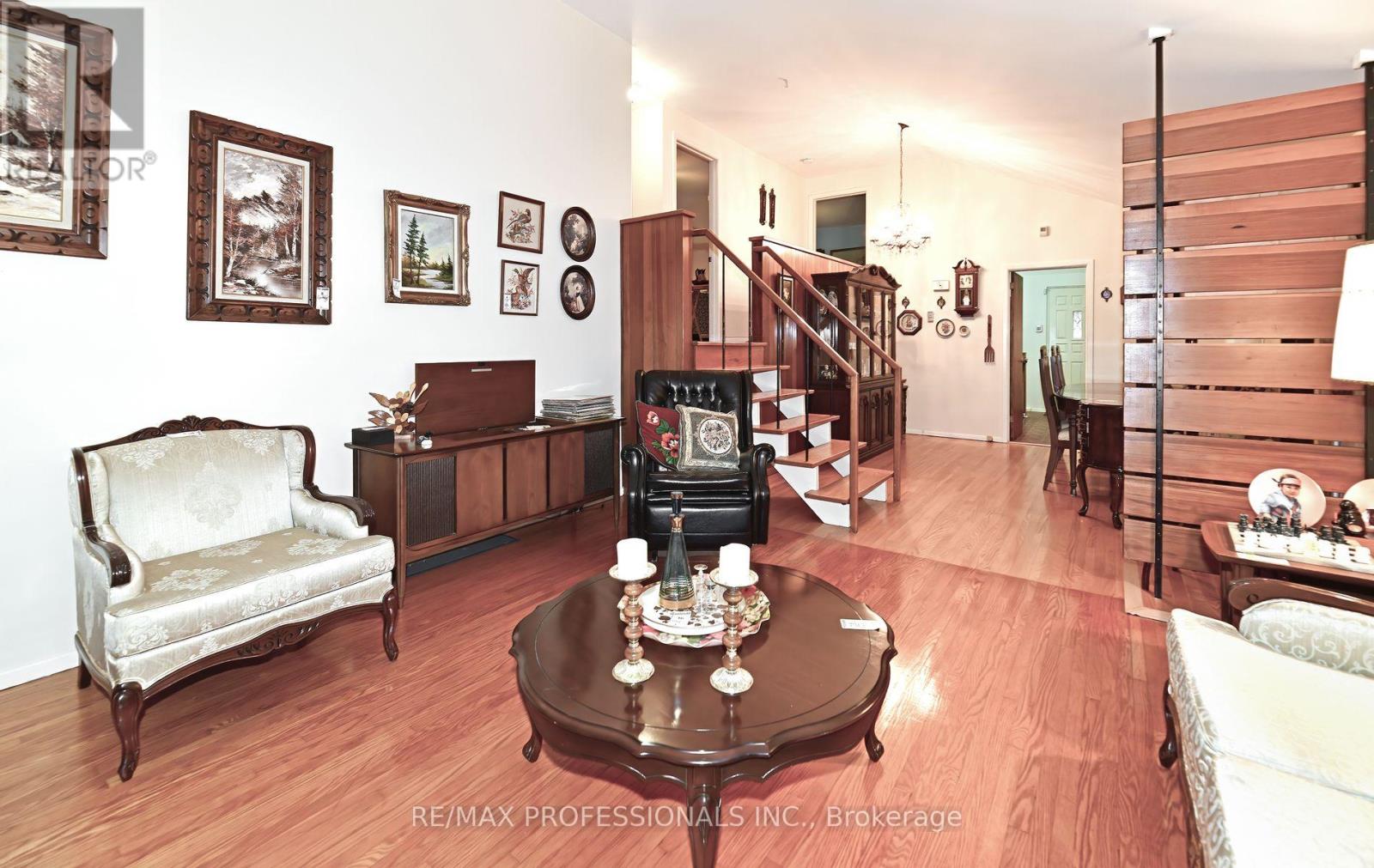 2 Lesterwood Crescent, Toronto, Ontario  M1P 3L4 - Photo 5 - E12471339