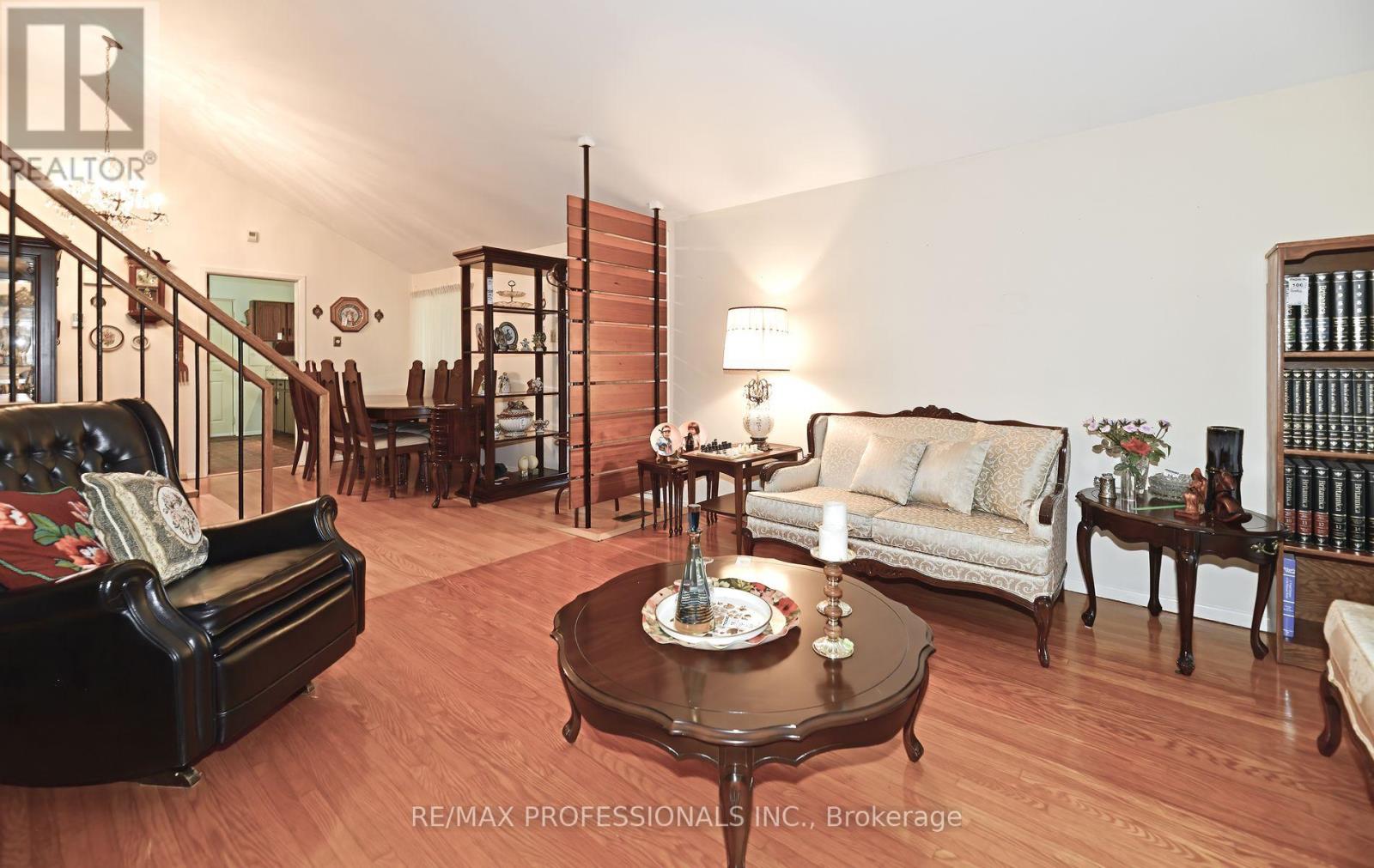 2 Lesterwood Crescent, Toronto, Ontario  M1P 3L4 - Photo 6 - E12471339