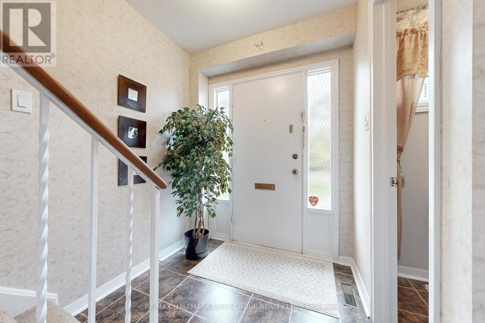 512 Creekview Circle, Pickering, Ontario  L1W 2Z6 - Photo 2 - E12471366