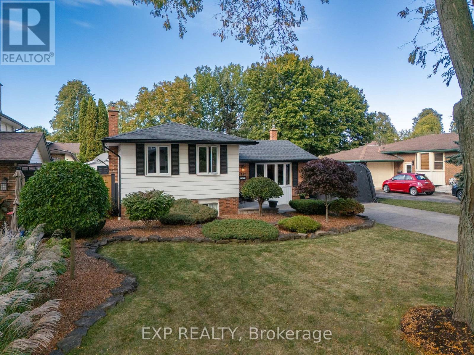 7141 Rosseau Place, Niagara Falls, Ontario  L2J 3V1 - Photo 4 - X12471457