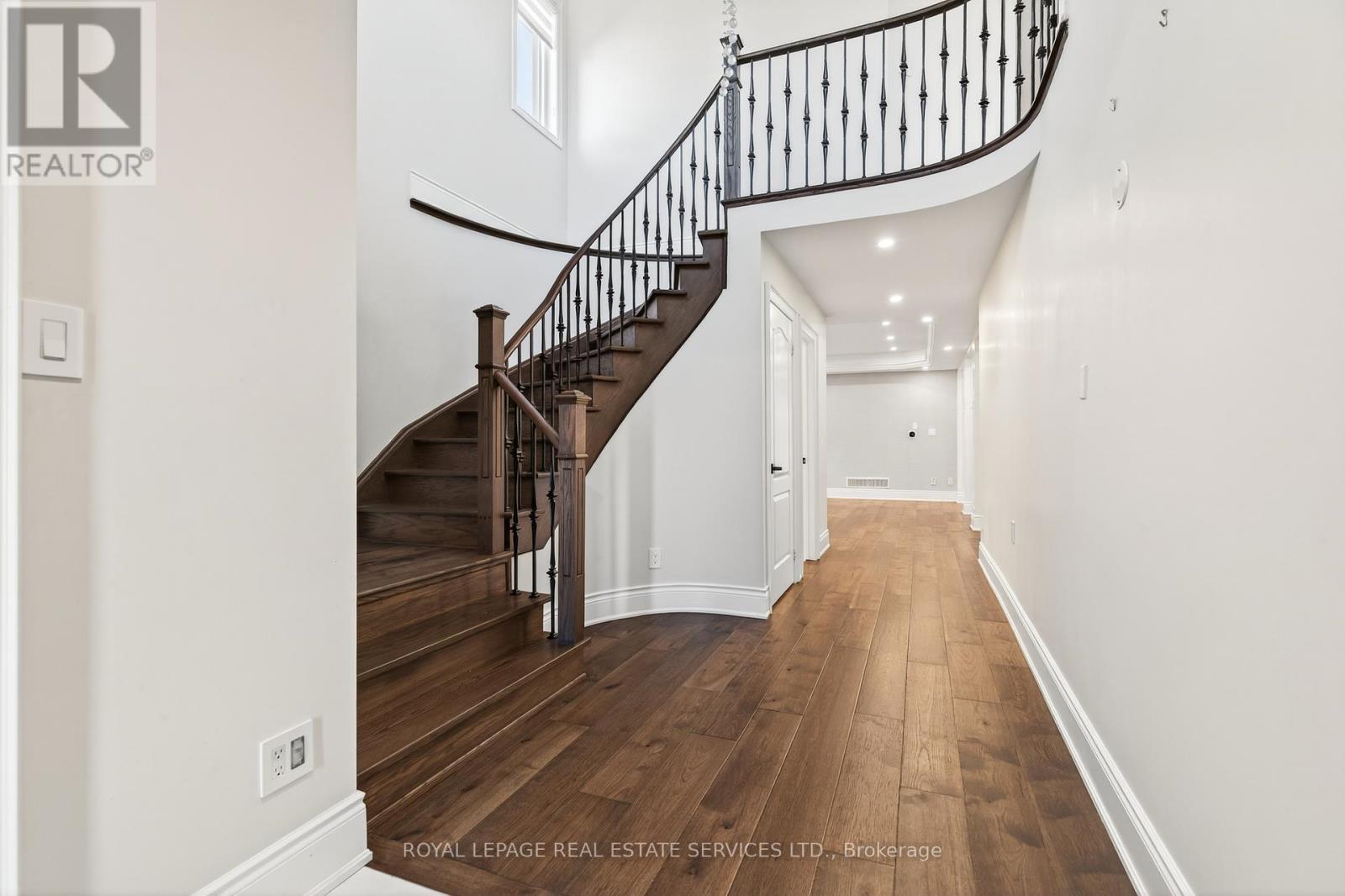 2240 Pine Glen Road, Oakville, Ontario  L6M 0G5 - Photo 3 - W12471360