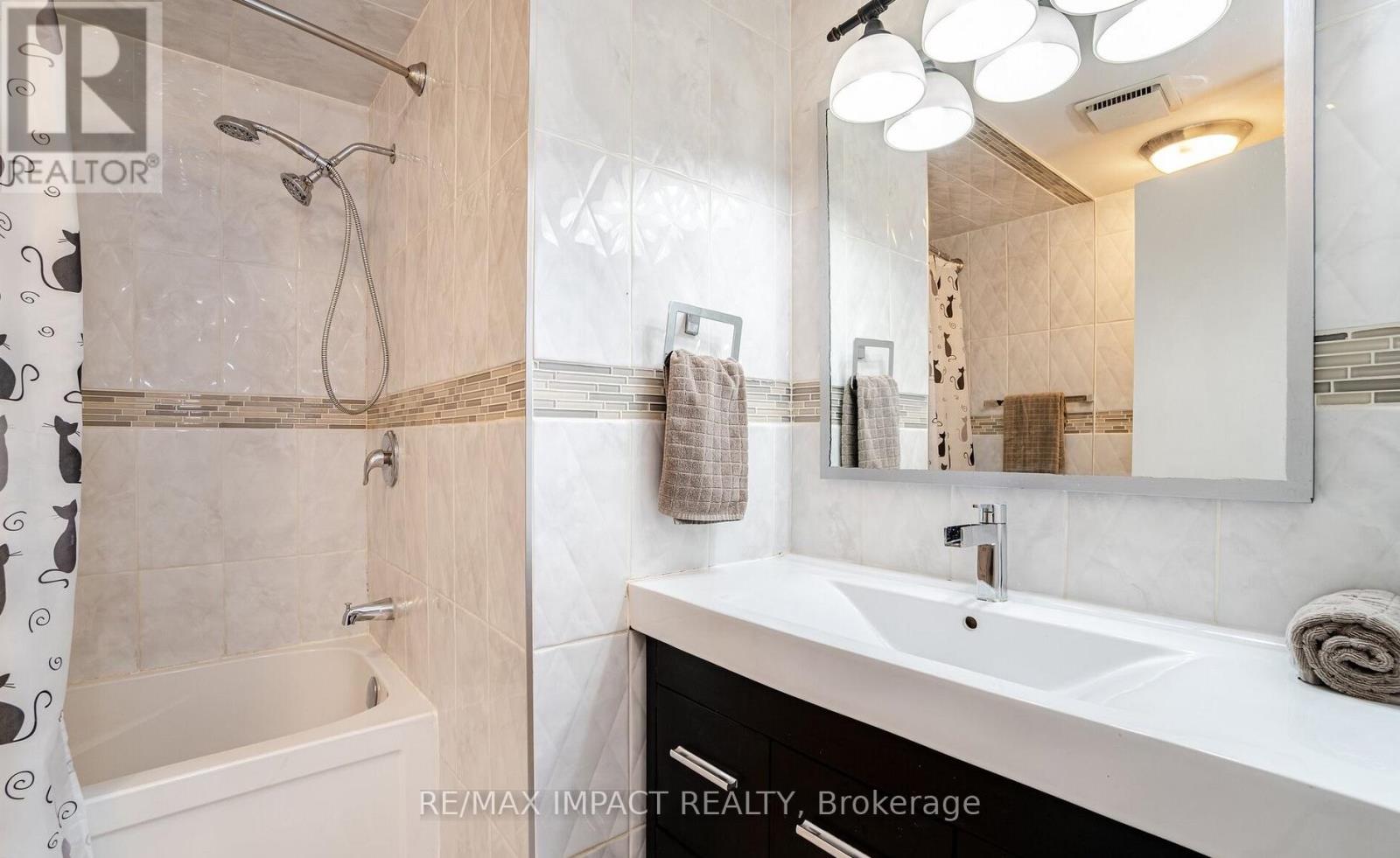 39 Courtleigh Square, Brampton, Ontario  L6Z 1J2 - Photo 16 - W12471363