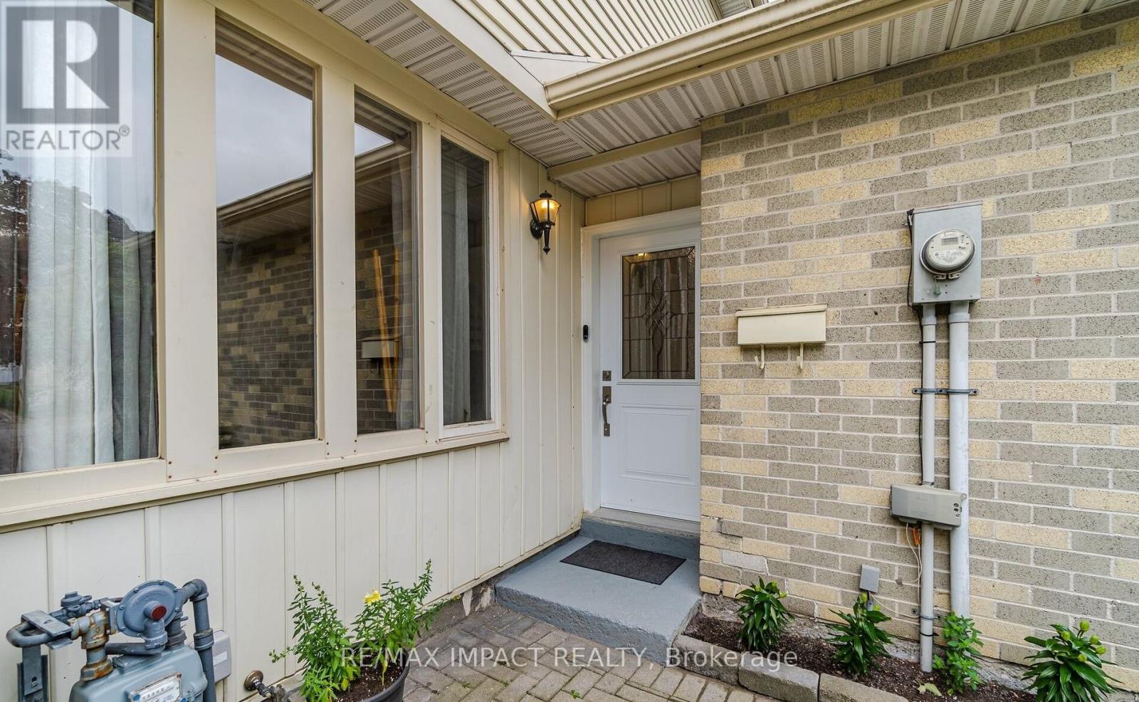 39 Courtleigh Square, Brampton, Ontario  L6Z 1J2 - Photo 2 - W12471363