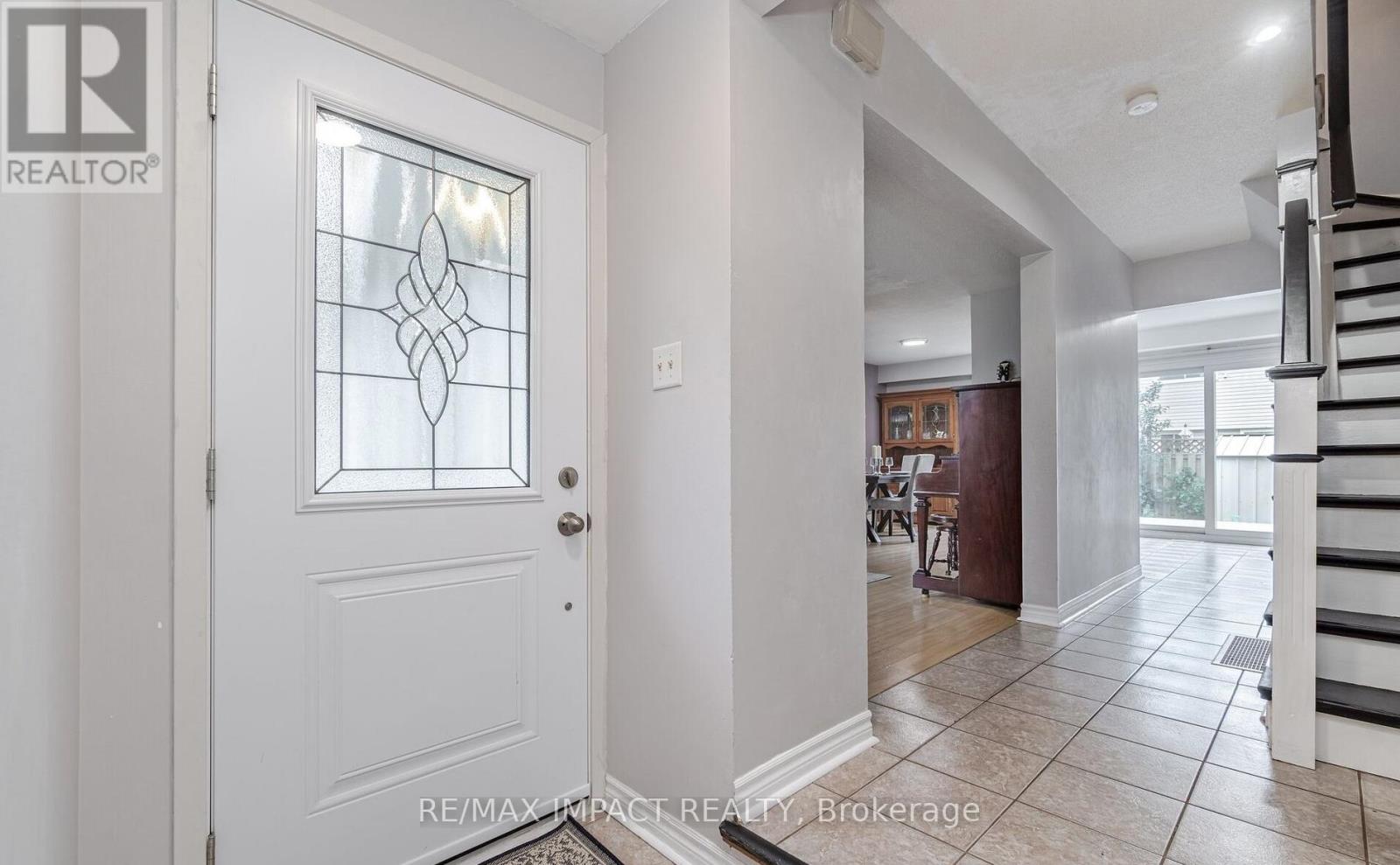 39 Courtleigh Square, Brampton, Ontario  L6Z 1J2 - Photo 3 - W12471363