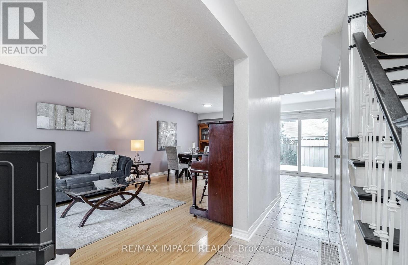 39 Courtleigh Square, Brampton, Ontario  L6Z 1J2 - Photo 4 - W12471363