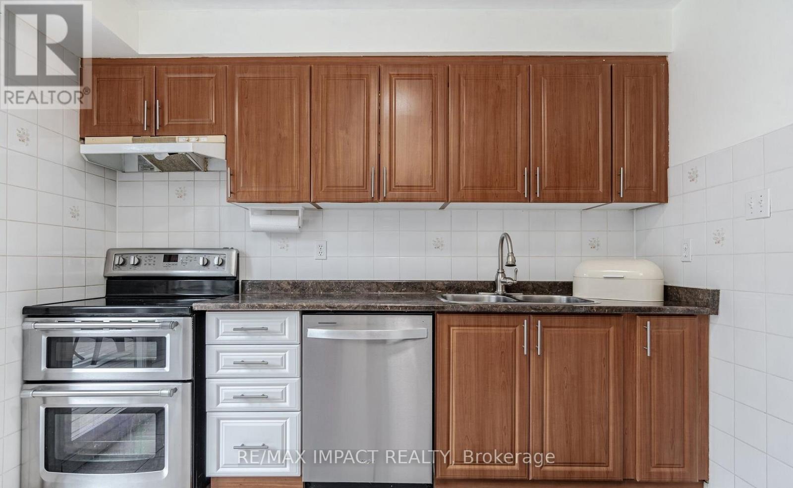 39 Courtleigh Square, Brampton, Ontario  L6Z 1J2 - Photo 8 - W12471363