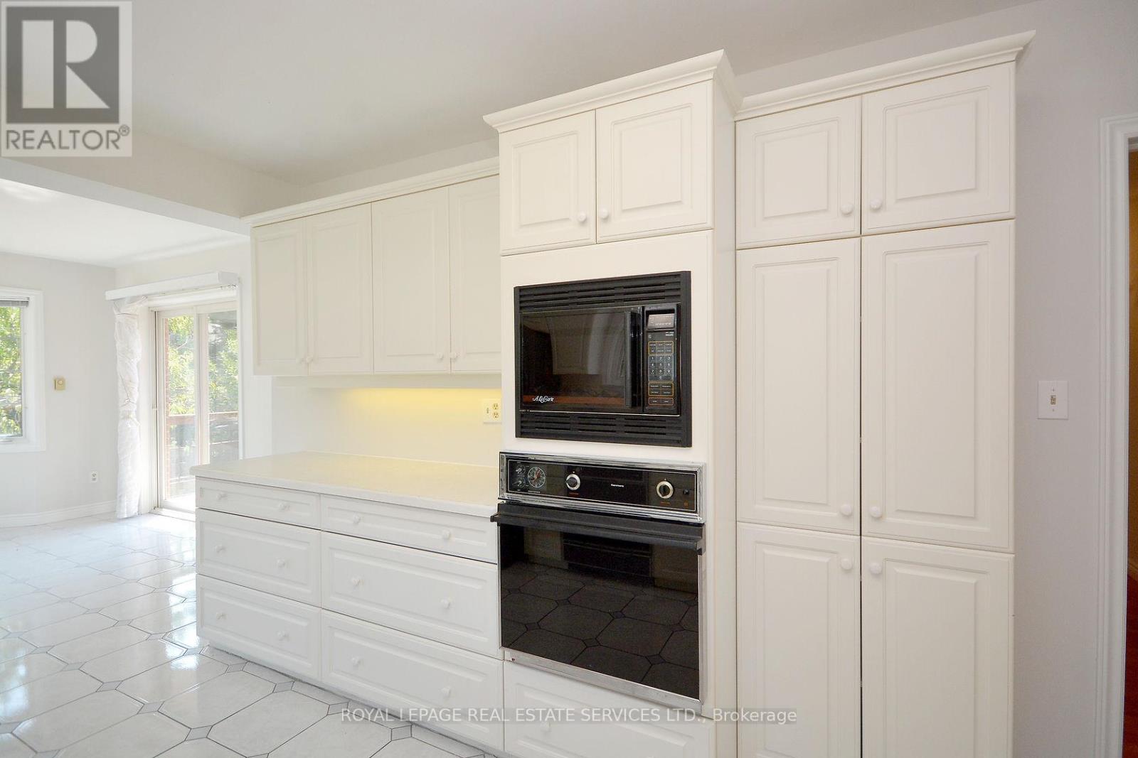 Upper - 1144 Sarta Road, Oakville, Ontario  L6L 2P2 - Photo 11 - W12471371