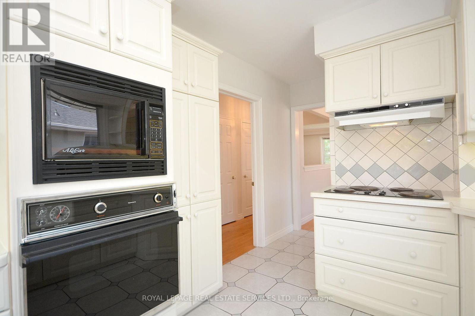 Upper - 1144 Sarta Road, Oakville, Ontario  L6L 2P2 - Photo 12 - W12471371