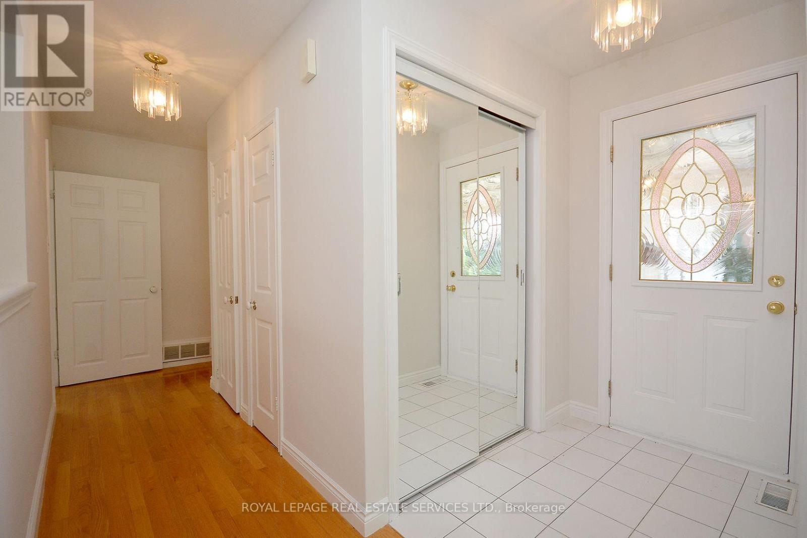 Upper - 1144 Sarta Road, Oakville, Ontario  L6L 2P2 - Photo 4 - W12471371