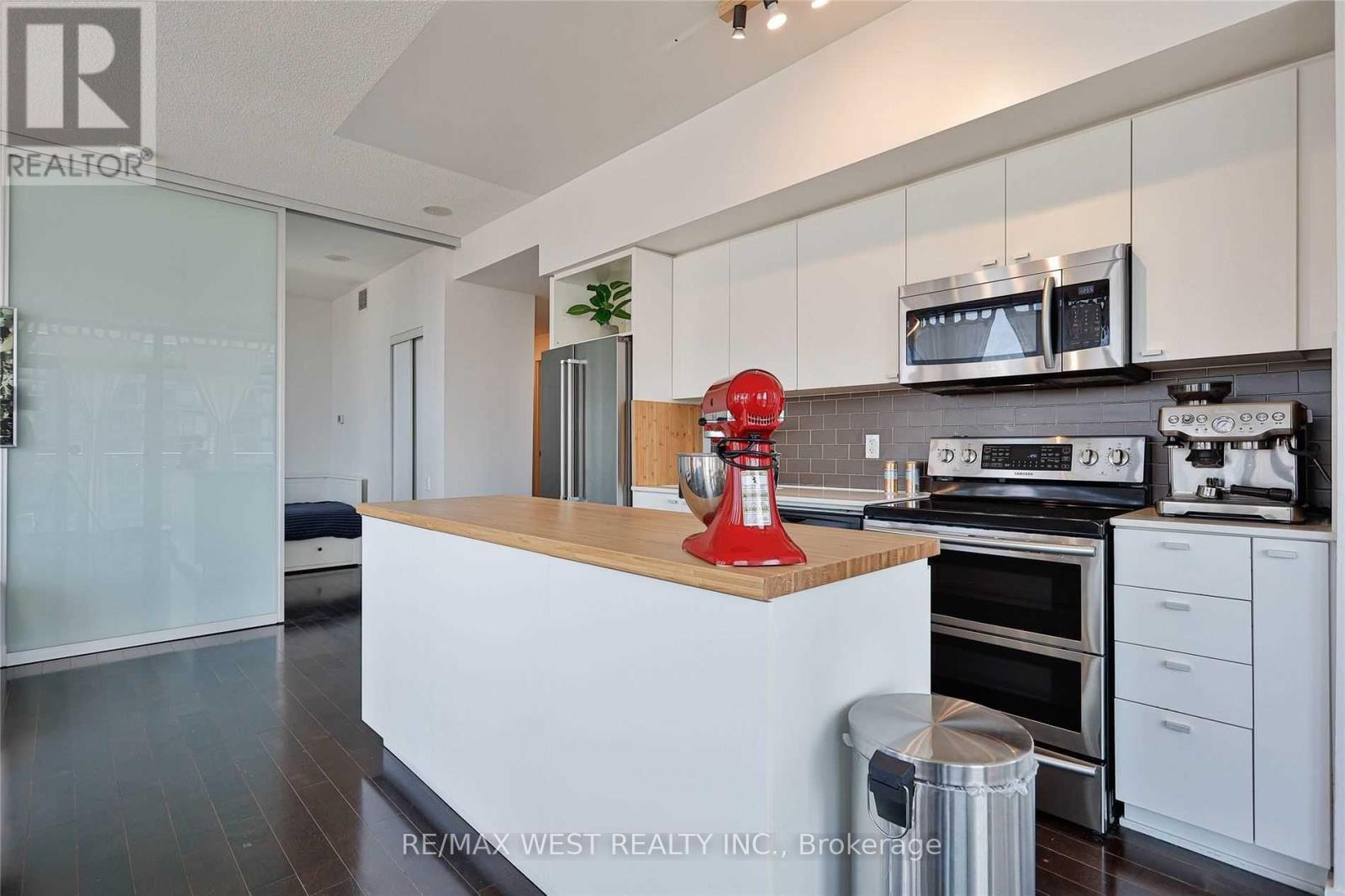 813 - 103 The Queensway, Toronto, Ontario  M6S 5B7 - Photo 14 - W12471389