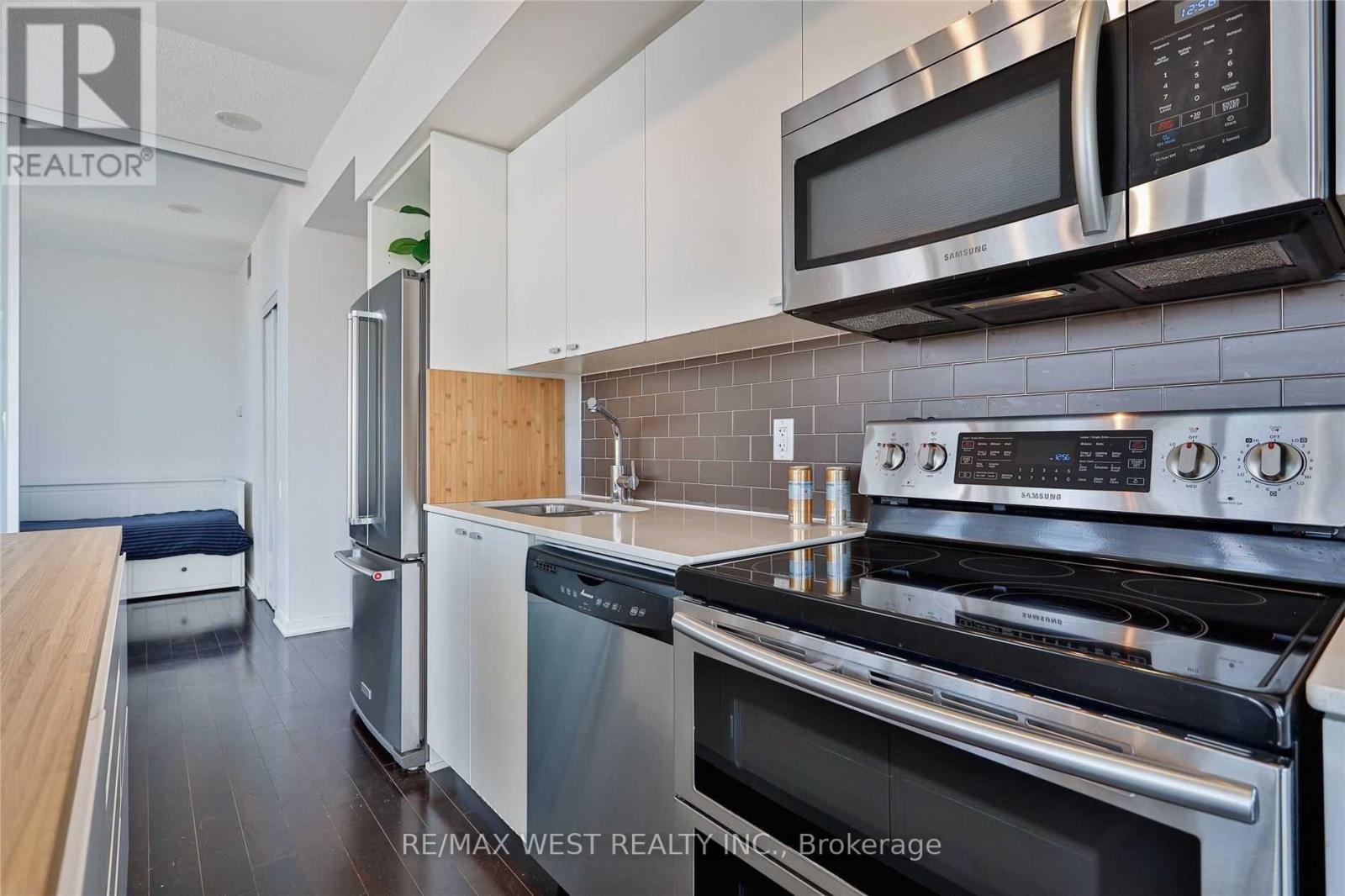 813 - 103 The Queensway, Toronto, Ontario  M6S 5B7 - Photo 15 - W12471389