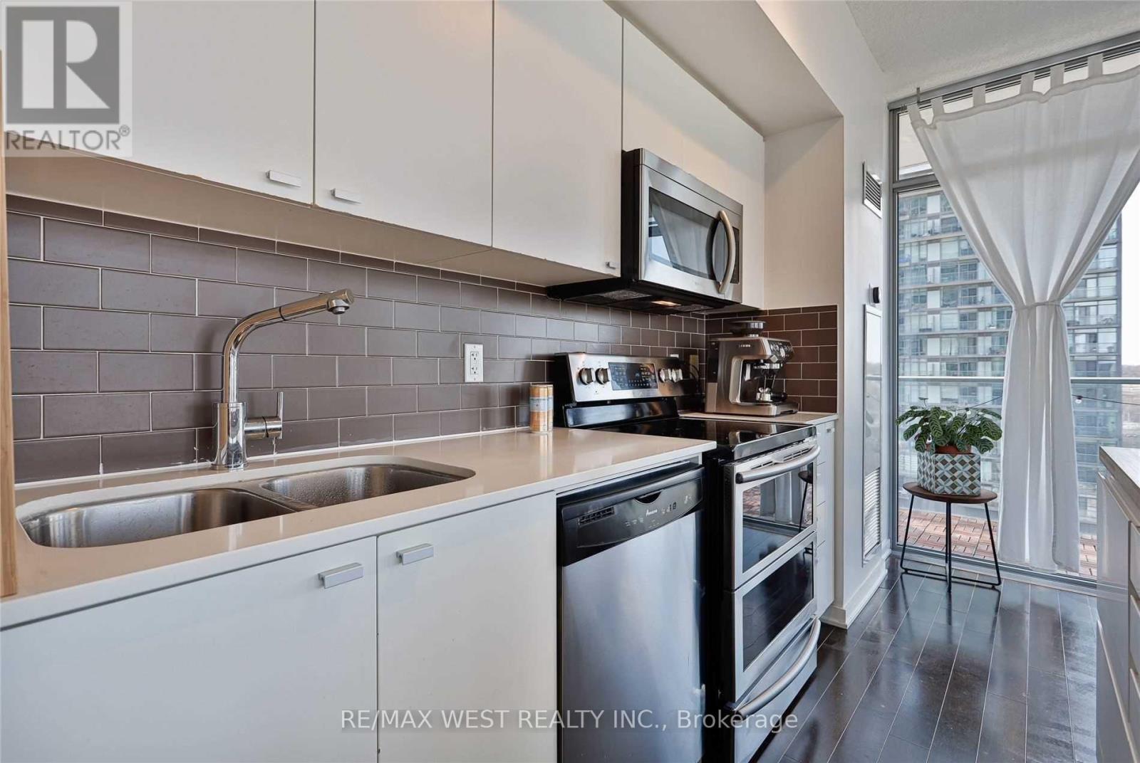 813 - 103 The Queensway, Toronto, Ontario  M6S 5B7 - Photo 16 - W12471389