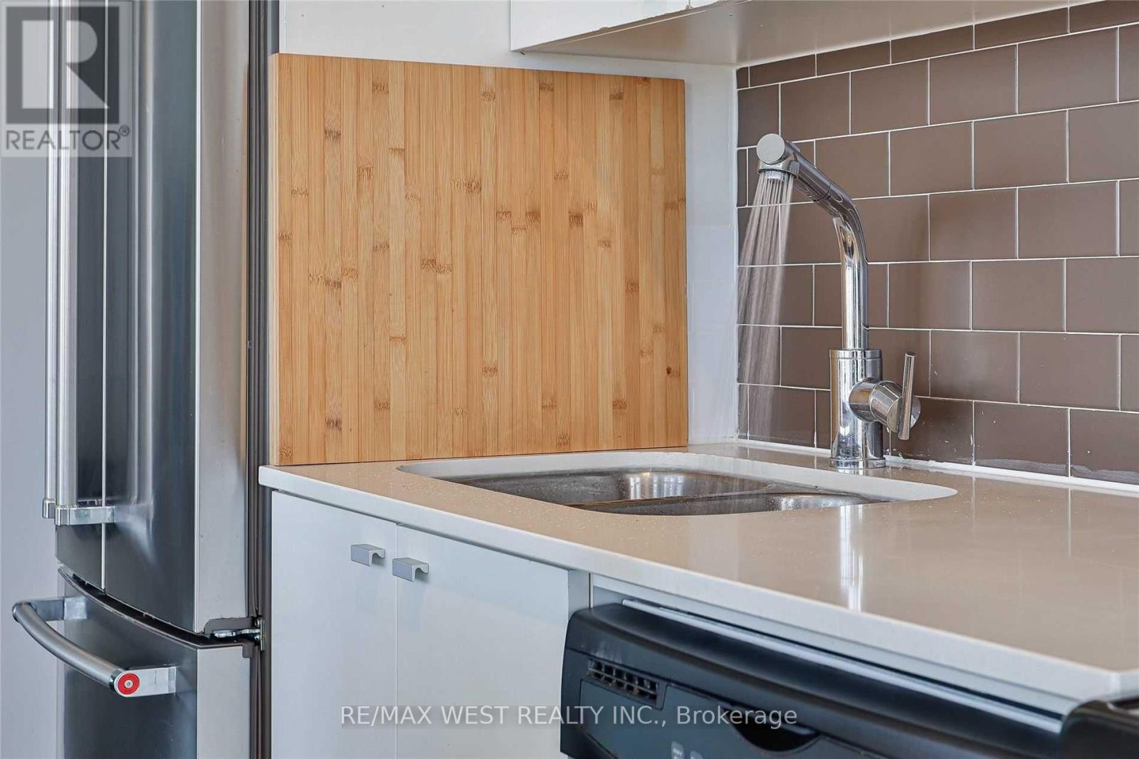 813 - 103 The Queensway, Toronto, Ontario  M6S 5B7 - Photo 17 - W12471389