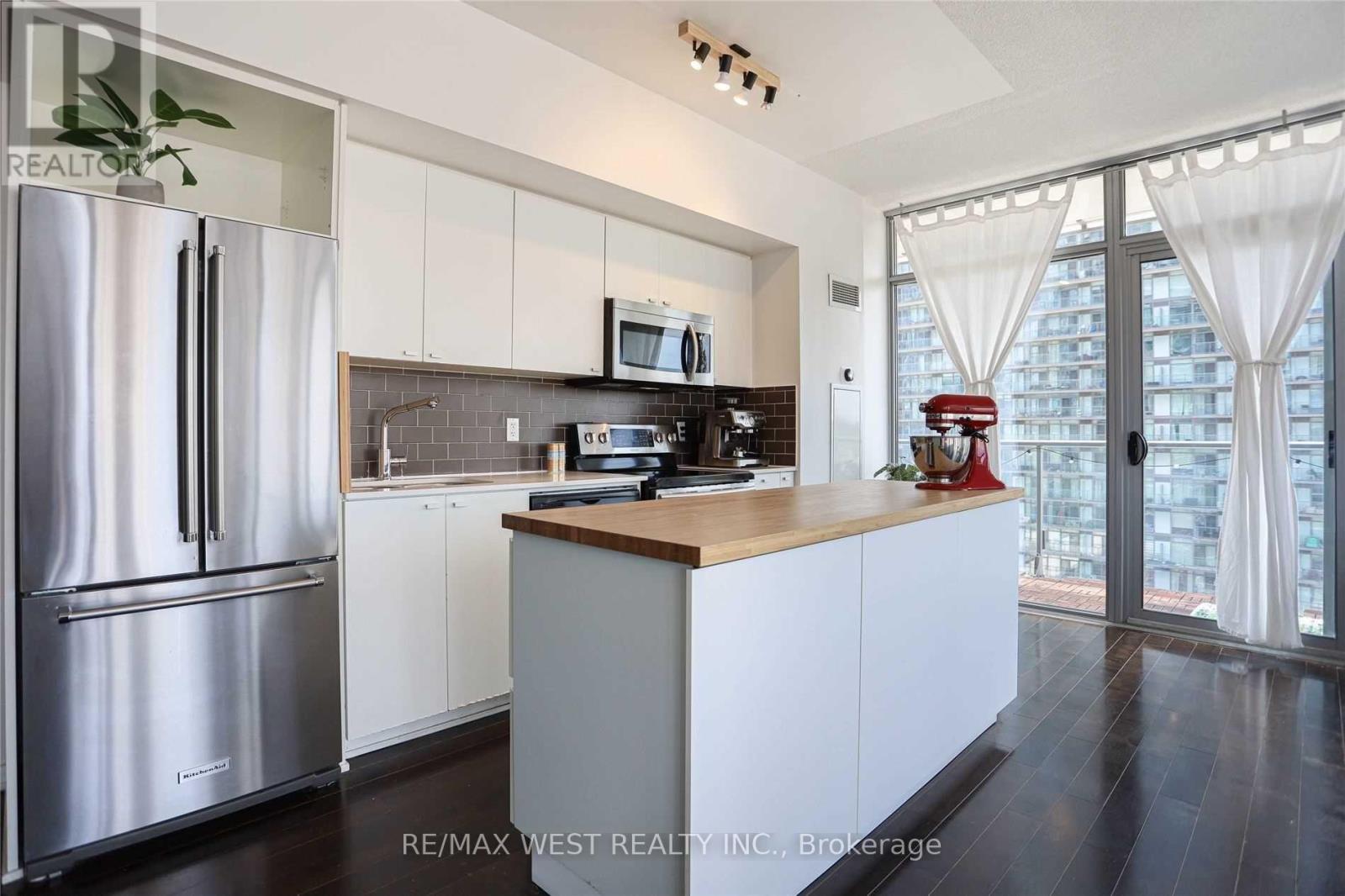 813 - 103 The Queensway, Toronto, Ontario  M6S 5B7 - Photo 18 - W12471389