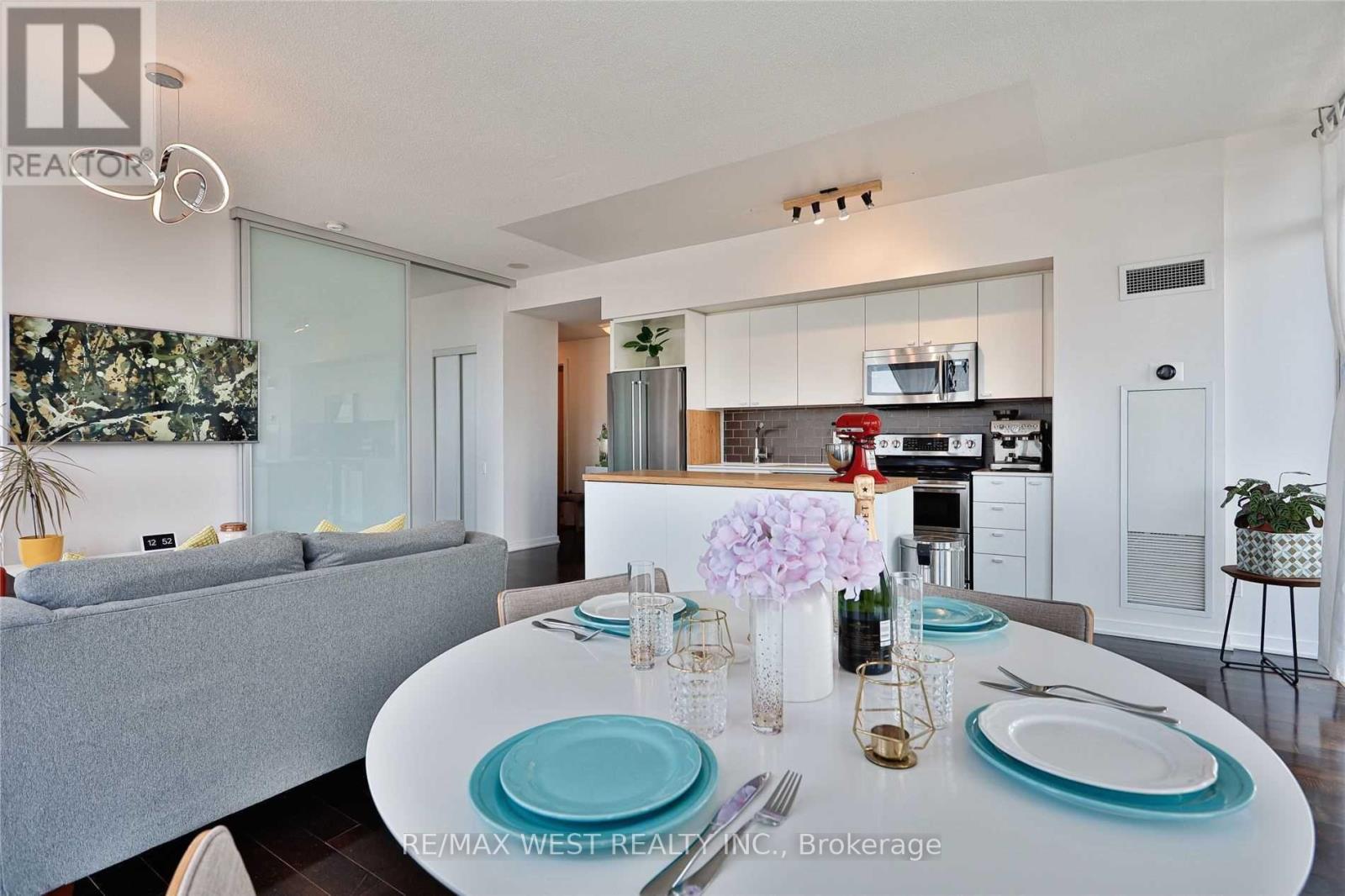 813 - 103 The Queensway, Toronto, Ontario  M6S 5B7 - Photo 19 - W12471389