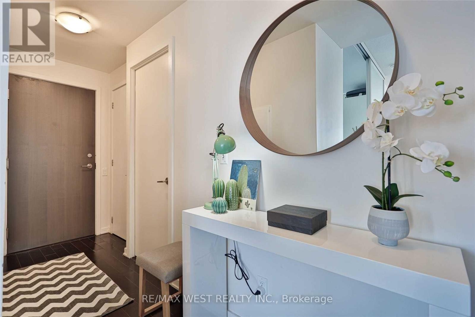 813 - 103 The Queensway, Toronto, Ontario  M6S 5B7 - Photo 6 - W12471389