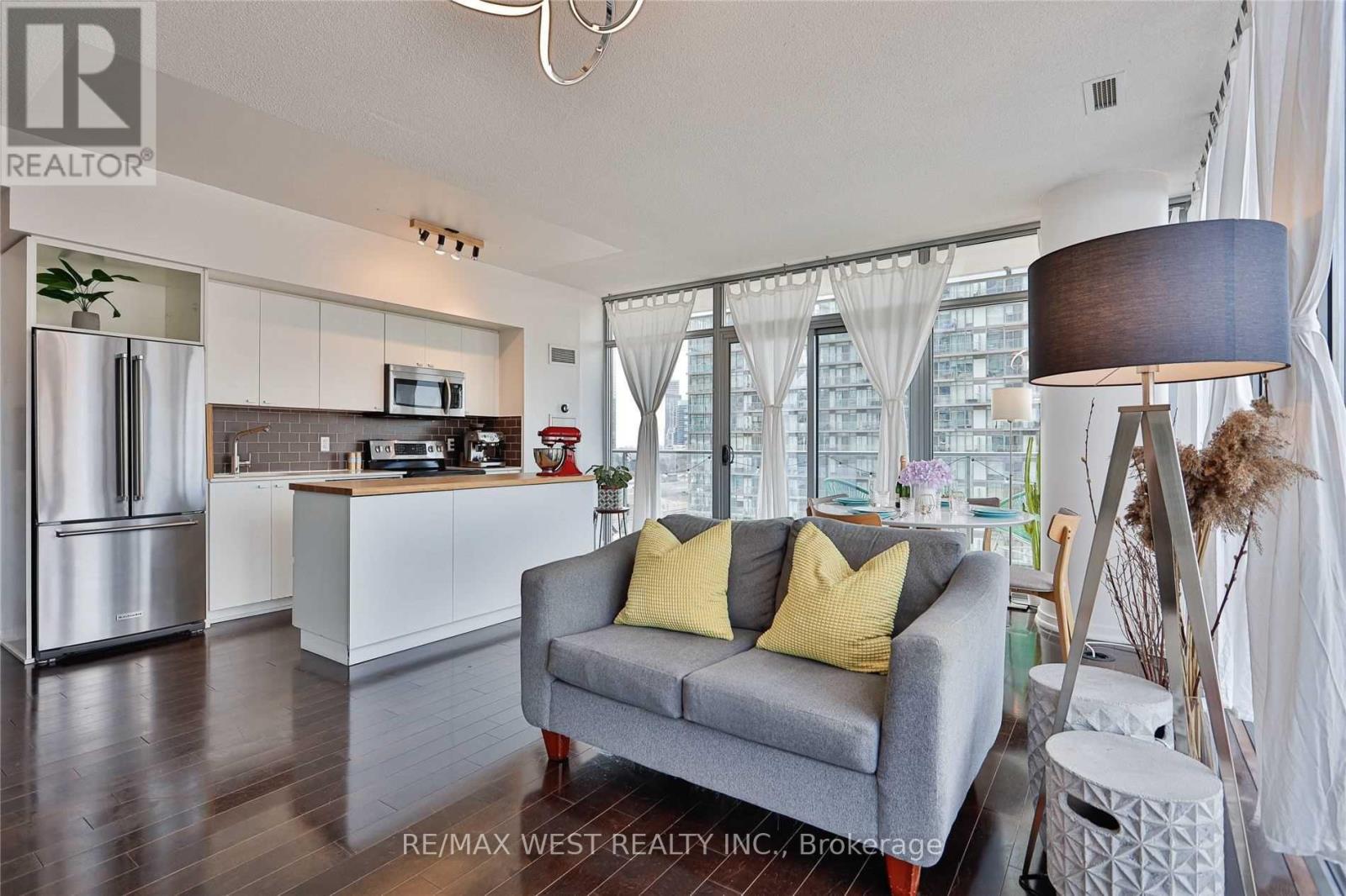 813 - 103 The Queensway, Toronto, Ontario  M6S 5B7 - Photo 7 - W12471389