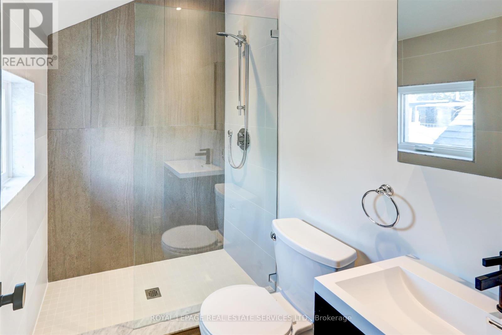 Front/main - 25 Boler Street, Toronto, Ontario  M6P 2Y2 - Photo 13 - W12471401