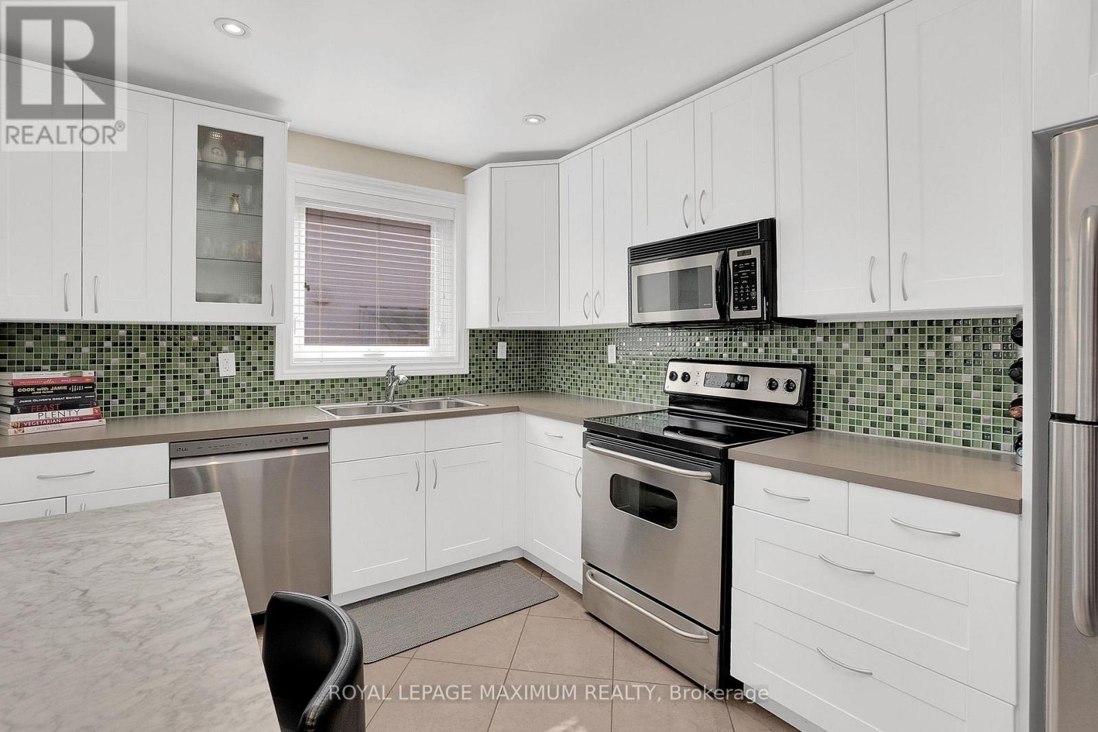 572 Northcliffe Boulevard, Toronto, Ontario  M6E 3L7 - Photo 12 - C12471414