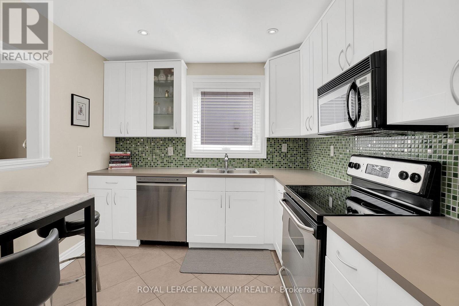 572 Northcliffe Boulevard, Toronto, Ontario  M6E 3L7 - Photo 13 - C12471414