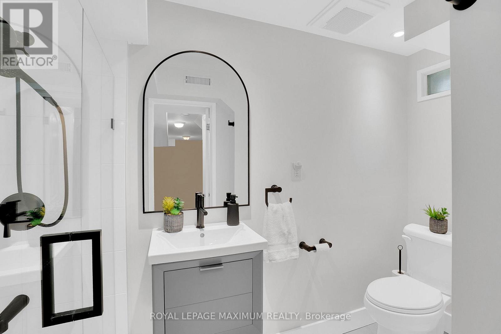 572 Northcliffe Boulevard, Toronto, Ontario  M6E 3L7 - Photo 27 - C12471414