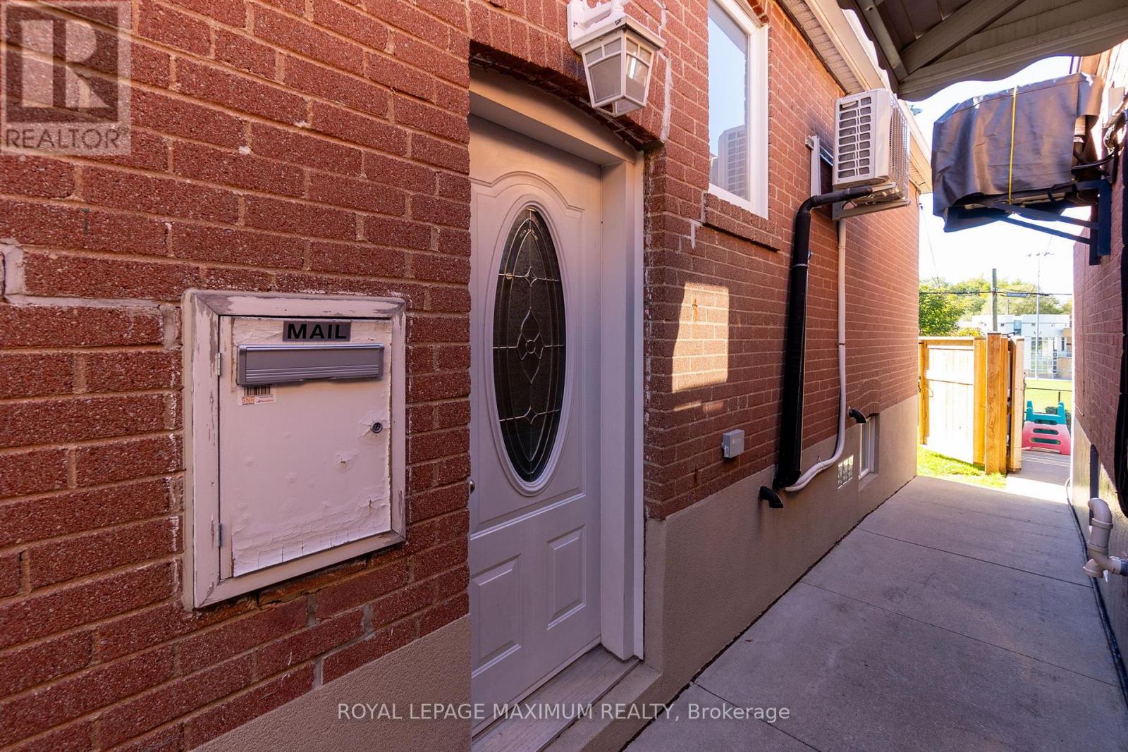 572 Northcliffe Boulevard, Toronto, Ontario  M6E 3L7 - Photo 5 - C12471414