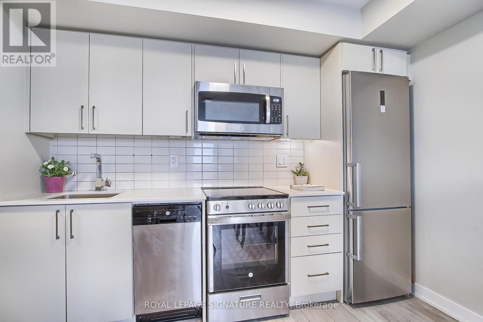 810 - 38 Monte Kwinter Court, Toronto, Ontario  M3H 0E2 - Photo 3 - C12471493