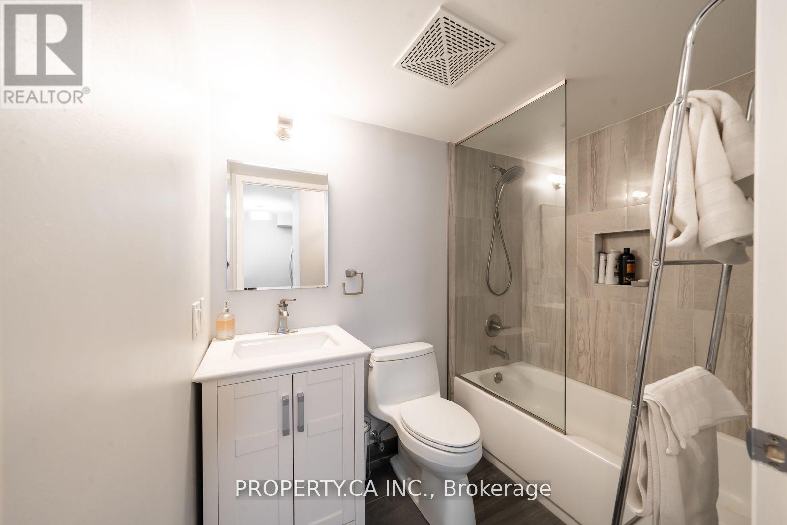 202 - 60 St Clair Avenue W, Toronto, Ontario  M4V 1M1 - Photo 15 - C12471500