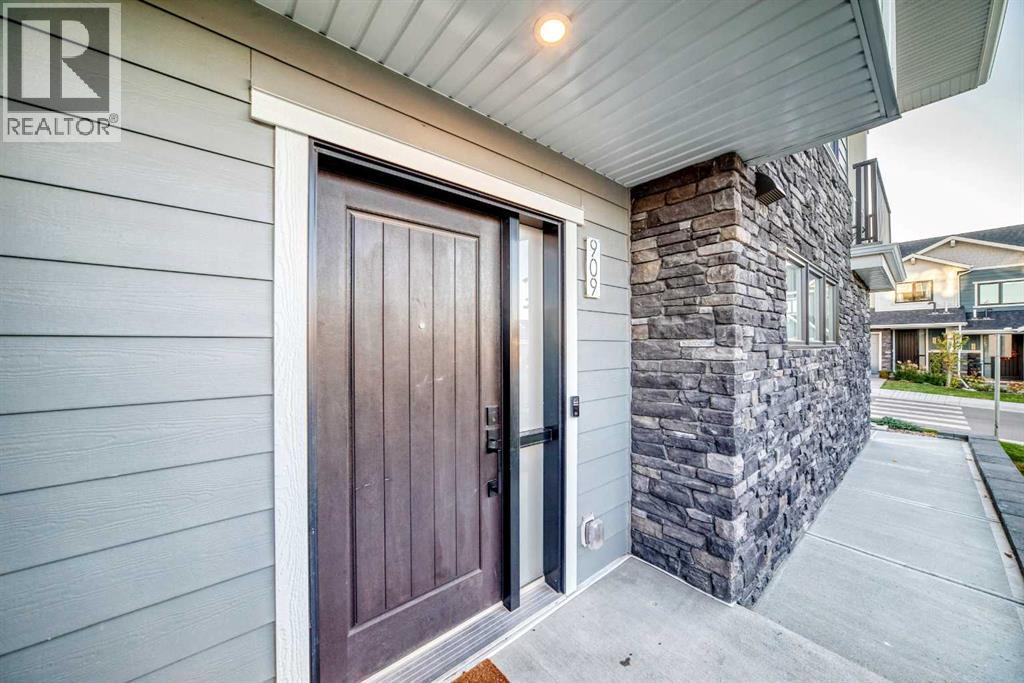 909 Crestridge Common Sw, Calgary, Alberta  T3B 6L6 - Photo 3 - A2264890
