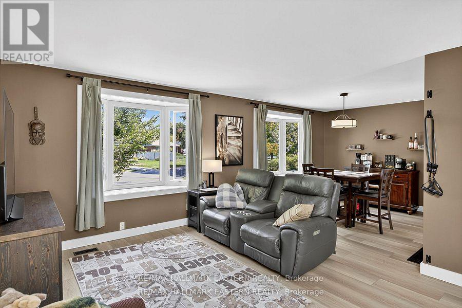 41 Parkview Drive, Peterborough (Northcrest Ward 5), Ontario  K9H 5M5 - Photo 7 - X12471576
