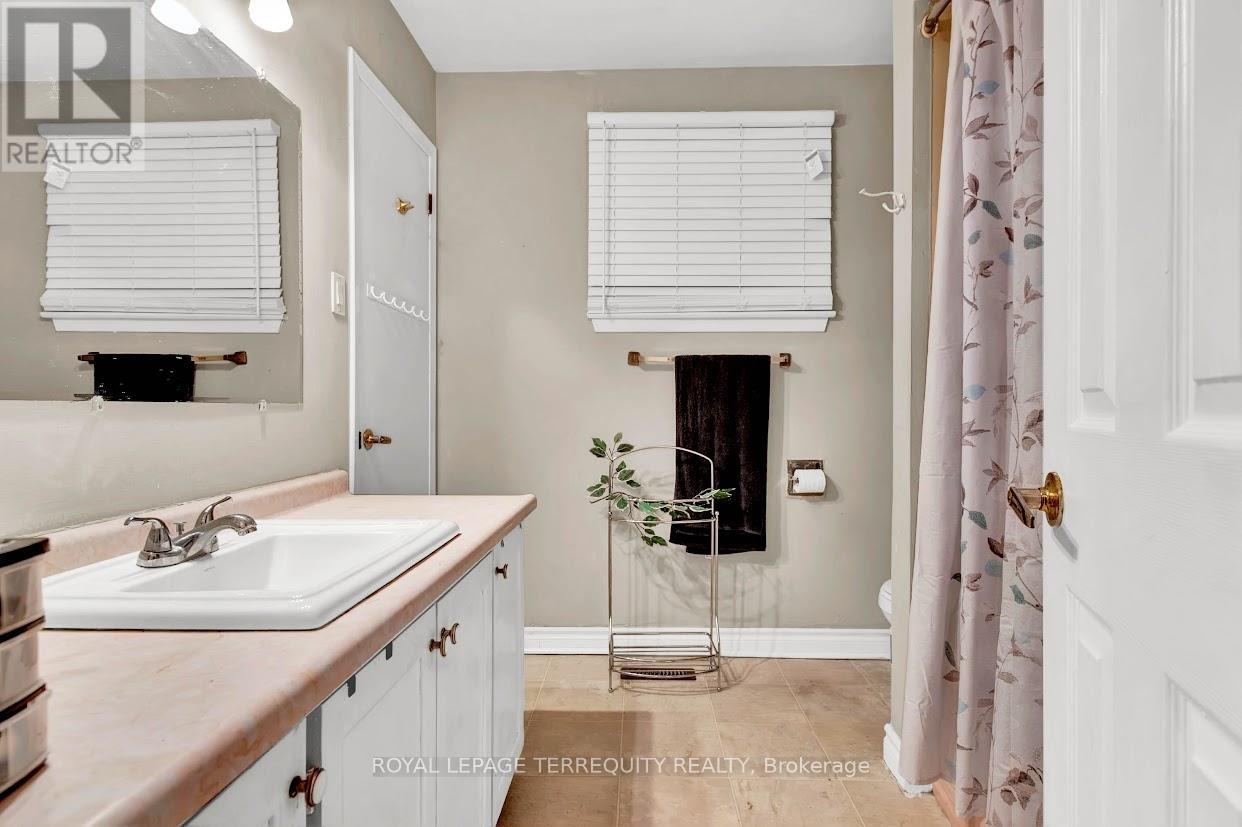 2145 Sandringham Drive, Burlington, Ontario  L7P 1T8 - Photo 24 - W12281400
