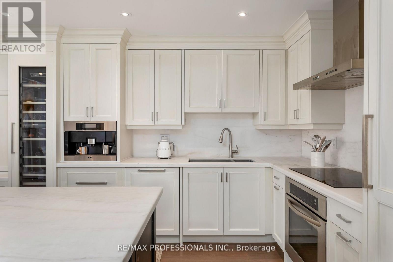 304 - 71 Old Mill Road, Toronto, Ontario  M8X 1G9 - Photo 6 - W12471435